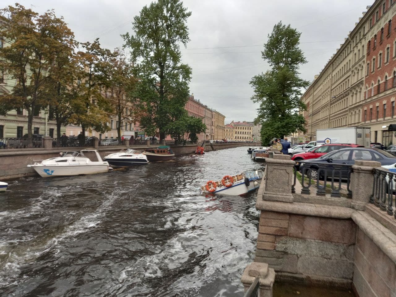 Затопление питера. Наводнение в СПБ. Каналы Санкт-Петербурга. Наводнение в Санкт-Петербурге сейчас. Затопленный Питер.