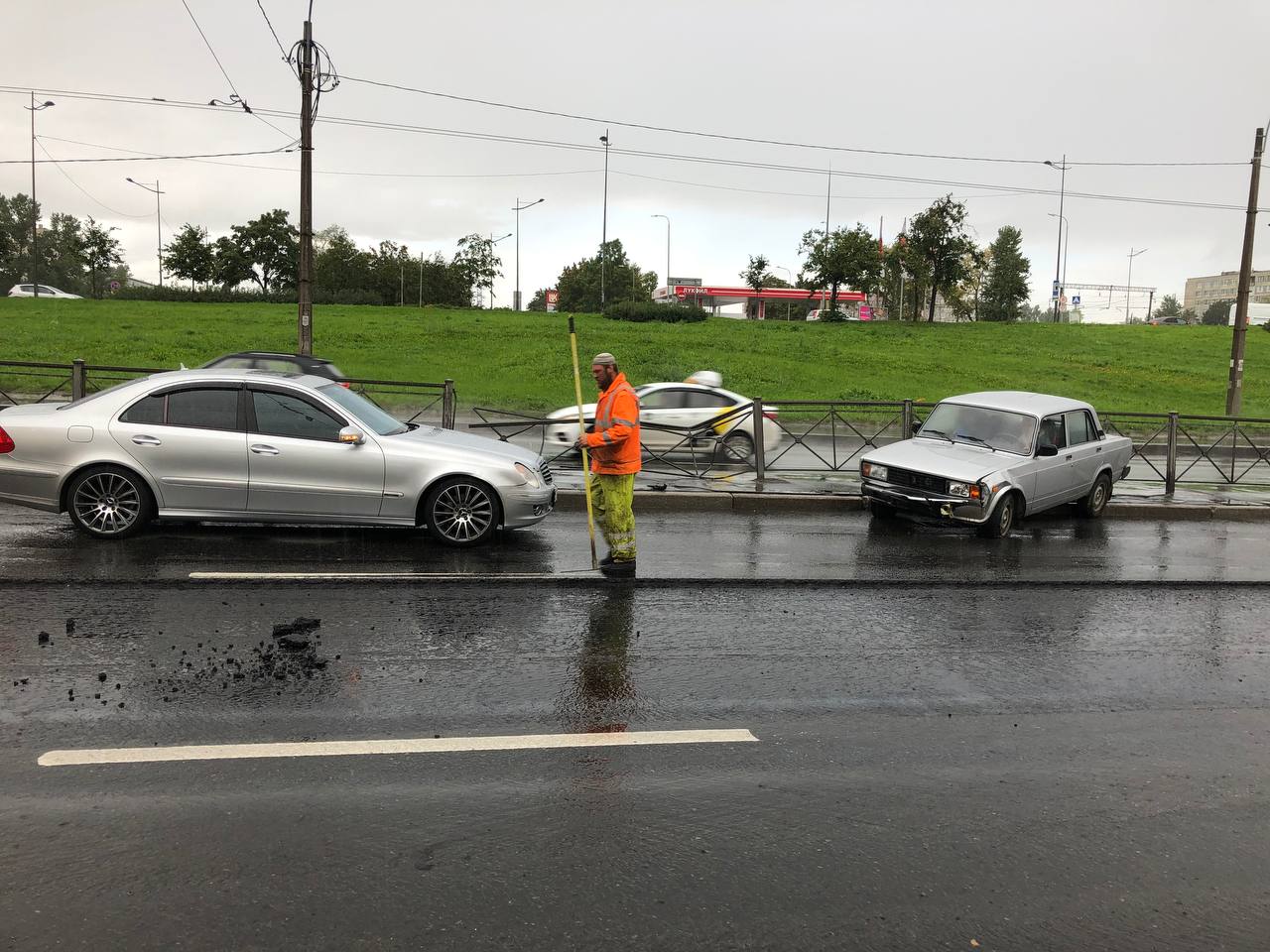 "Жигули" помешали дорожным работам, въехав в забор на Типанова: собралась пробка
