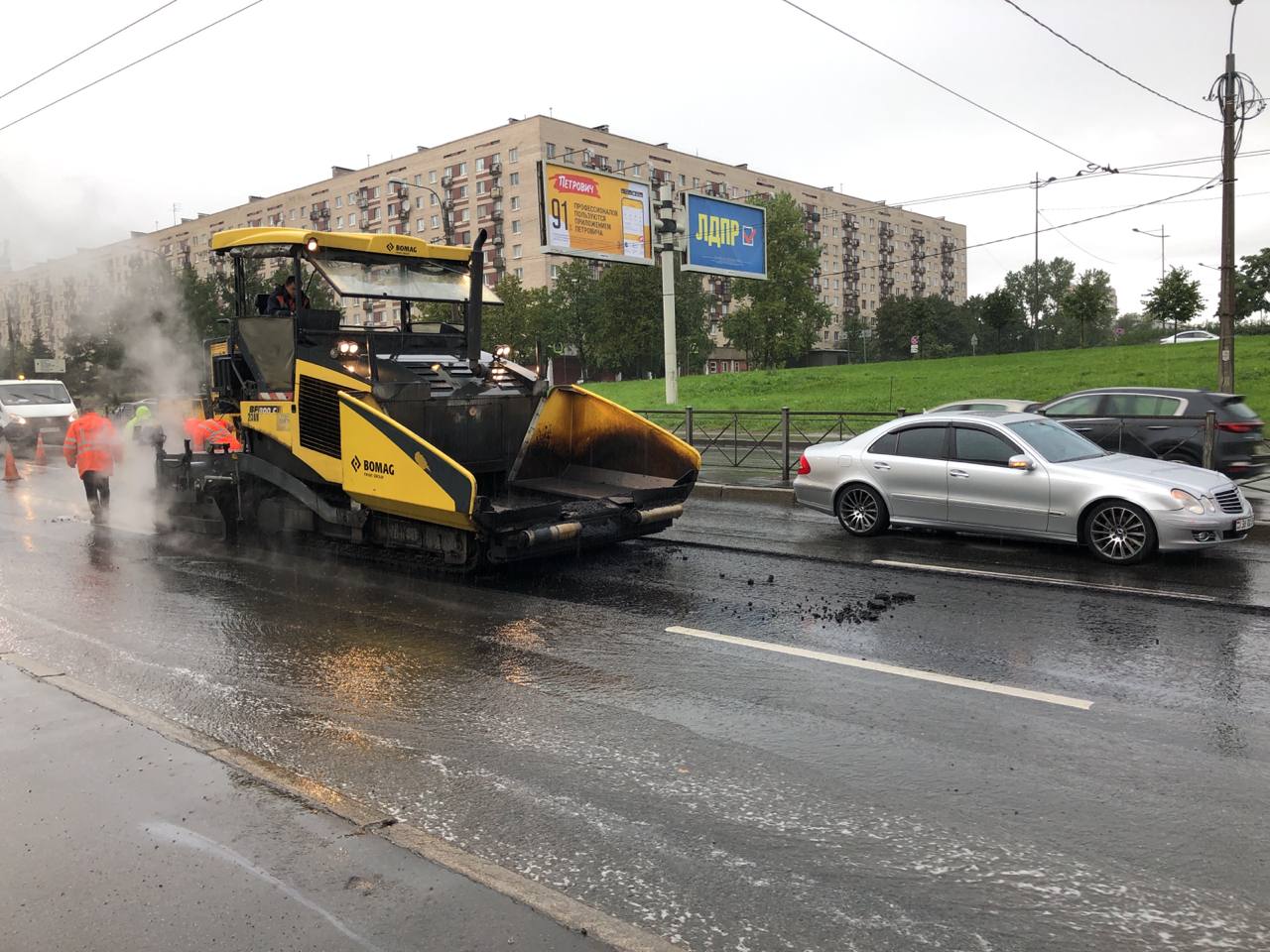 "Жигули" помешали дорожным работам, въехав в забор на Типанова: собралась пробка