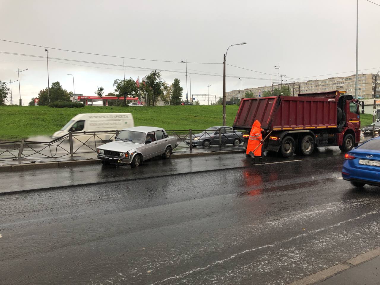 "Жигули" помешали дорожным работам, въехав в забор на Типанова: собралась пробка
