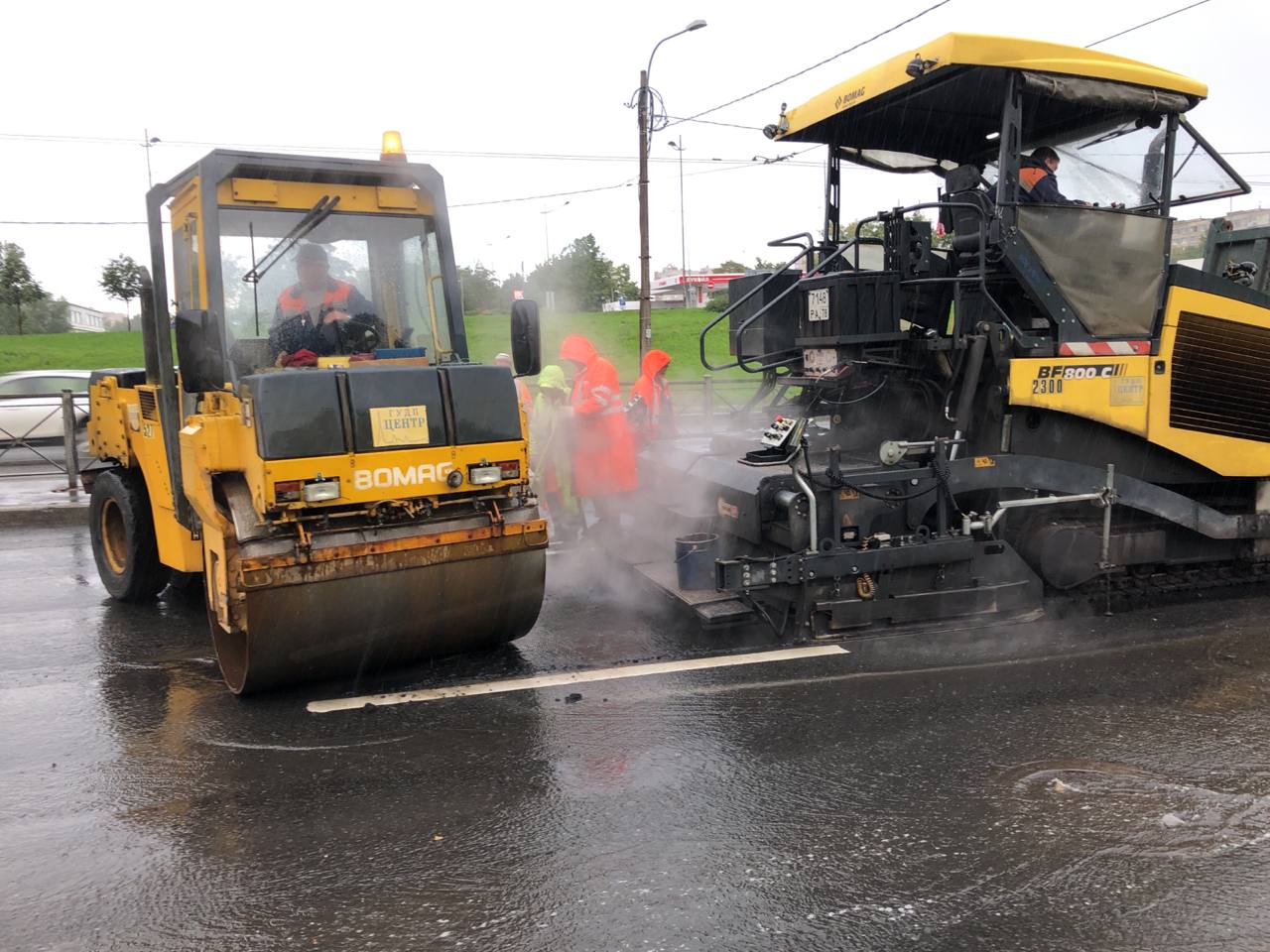 "Жигули" помешали дорожным работам, въехав в забор на Типанова: собралась пробка
