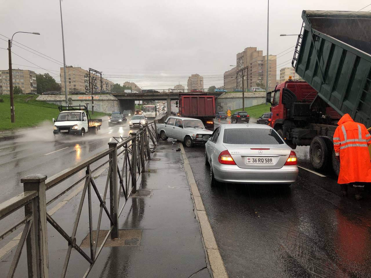 "Жигули" помешали дорожным работам, въехав в забор на Типанова: собралась пробка