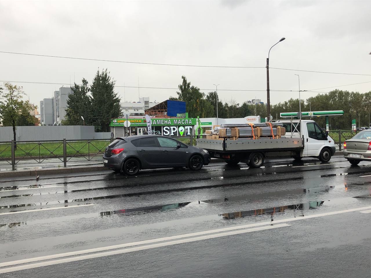 "Жигули" помешали дорожным работам, въехав в забор на Типанова: собралась пробка