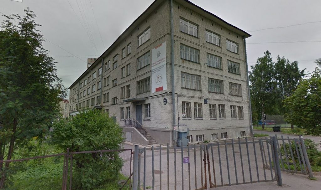 Студент-хулиган расстрелял окно гимназии в переулке Каховского
