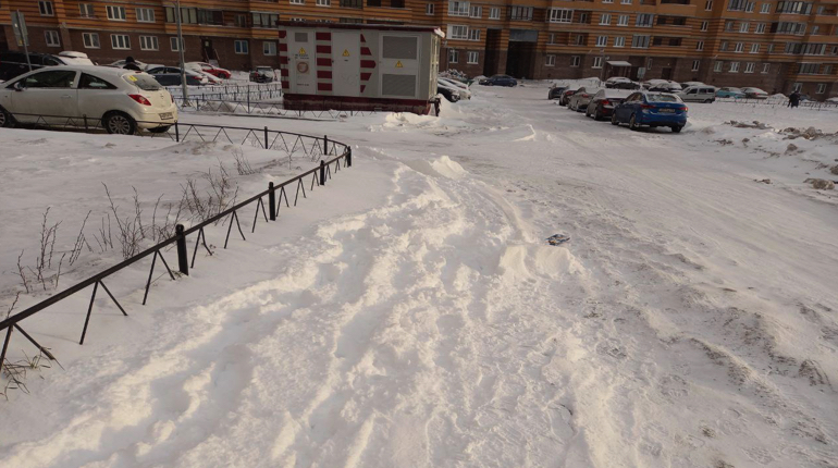 В Мурино жалуются на мусор и неочищенные тротуары после снегопада