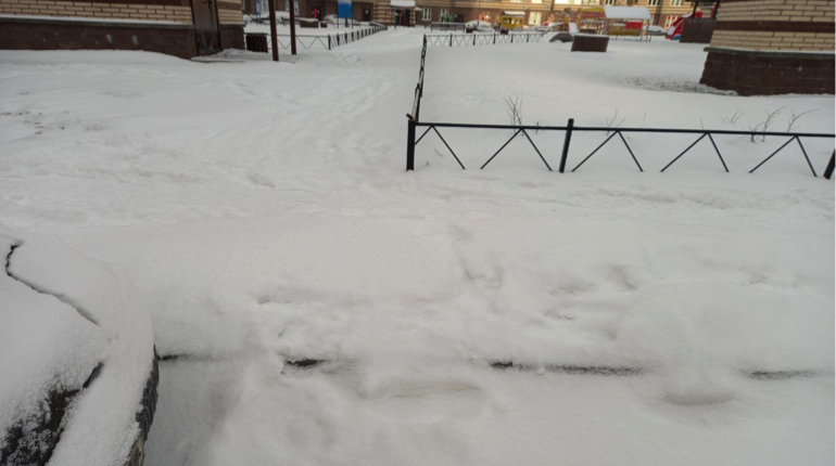 В Мурино жалуются на мусор и неочищенные тротуары после снегопада