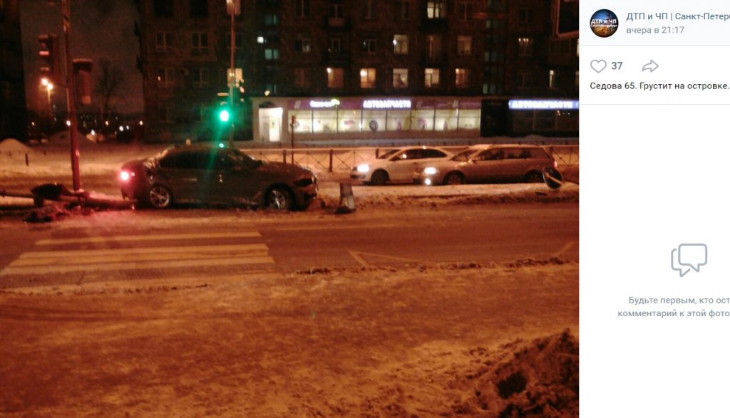 Легковушка сбила светофор ночью на улице Седова