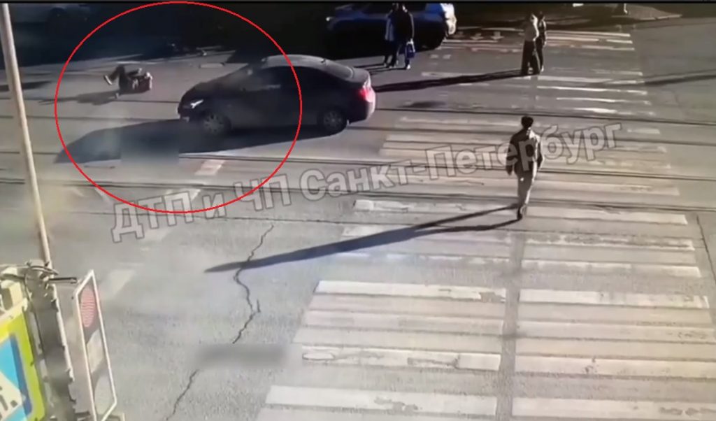 Легковушка снесла велосипедиста на «зебре» в центре Петербурга