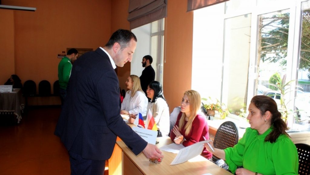 На выборах президента Южной Осетии проголосовали почти 60% избирателей