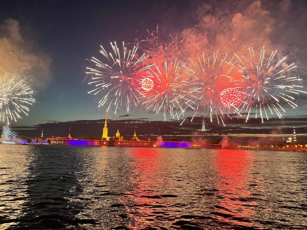 Второй день празднования Дня города завершился в Петербурге музыкальными фейерверками
