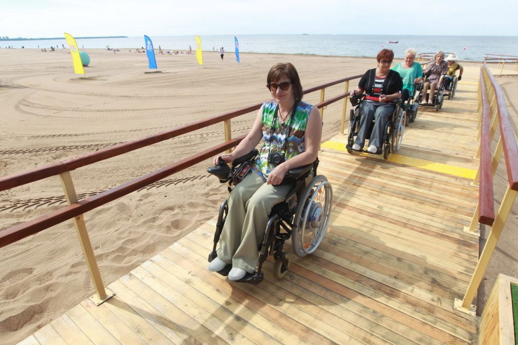 В Солнечном открыли летний сезон на пляже «Ласковый» для маломобильных граждан
