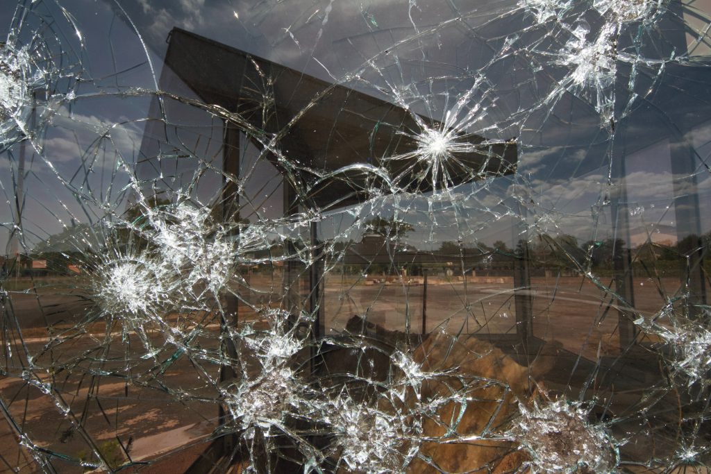 Неизвестный стрелок высадил окна лоджий сразу у двух жителей Мурино
