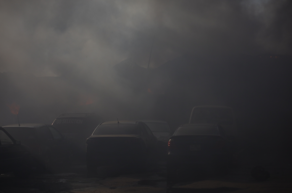 Дорогу на Витебском проспекте заволокло дымом из-за пожара