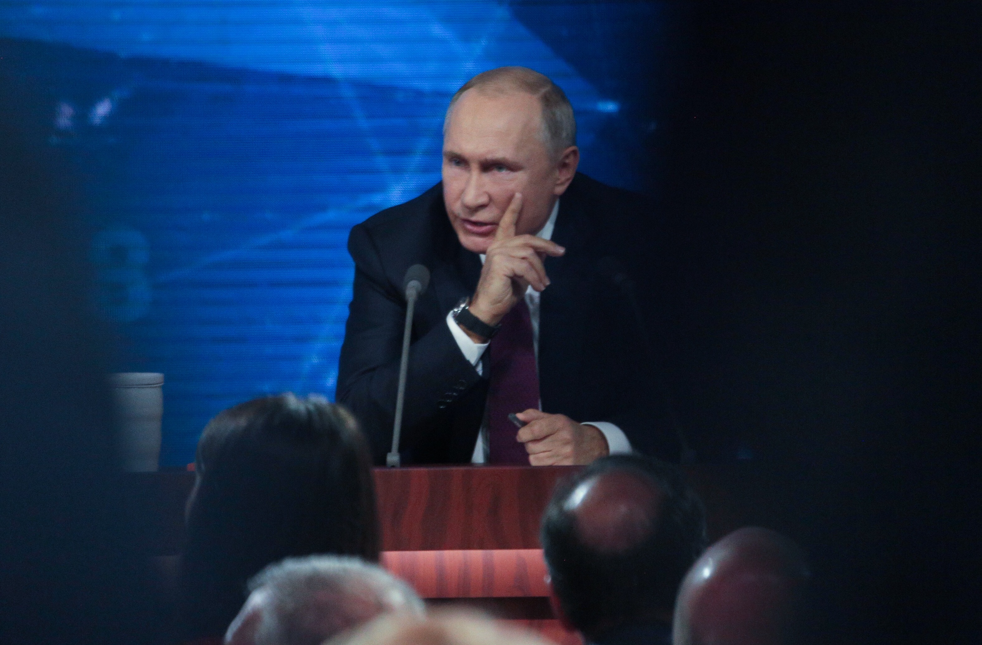 Путин рассказал о падении уровня бедности по РФ на форуме в Петербурге