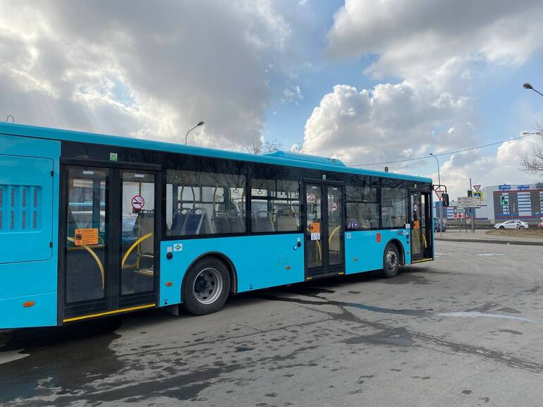 В Петербурге решили отказаться от использования почти 140 лазурных автобусов