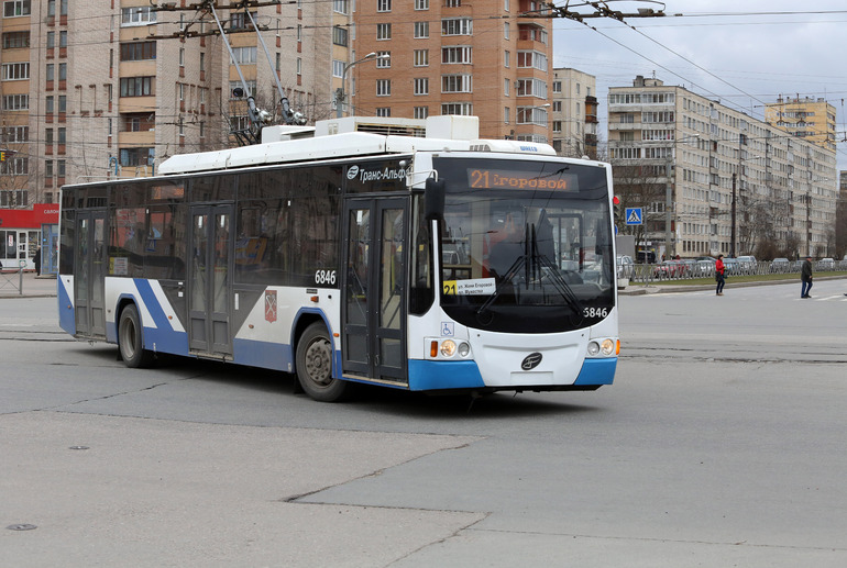 Водитель троллейбуса и автомобилист окажутся в суде Петербурга после ДТП