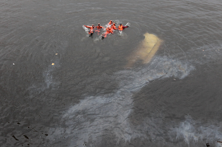 Следователи начали проверку после затопления лодки с пассажирами в Неве