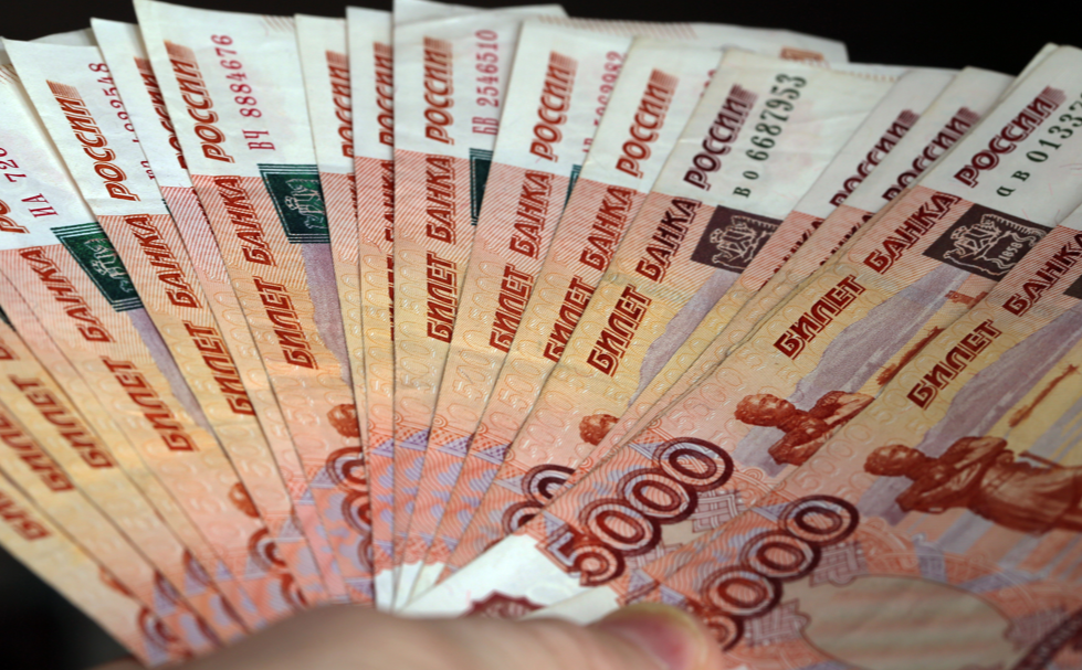 Сотрудник банка в Петербурге незаконно оформлял на клиентов карты и заработал 16 миллионов рублей