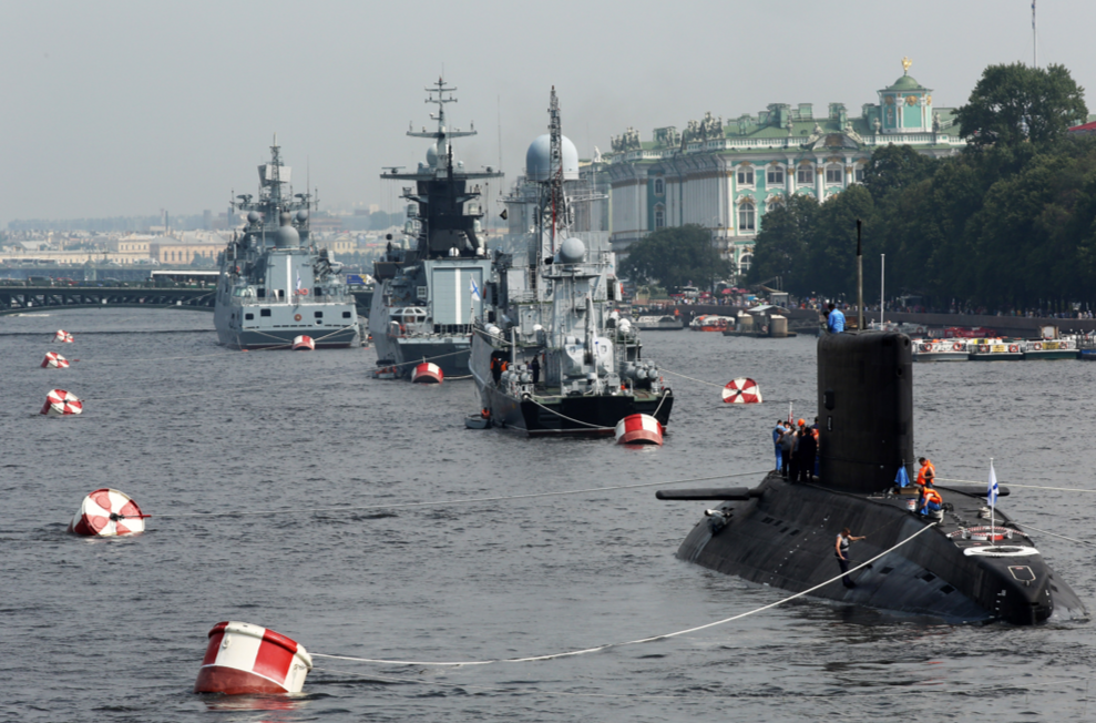 В акваторию Невы вышли военные корабли ко Дню ВМФ 