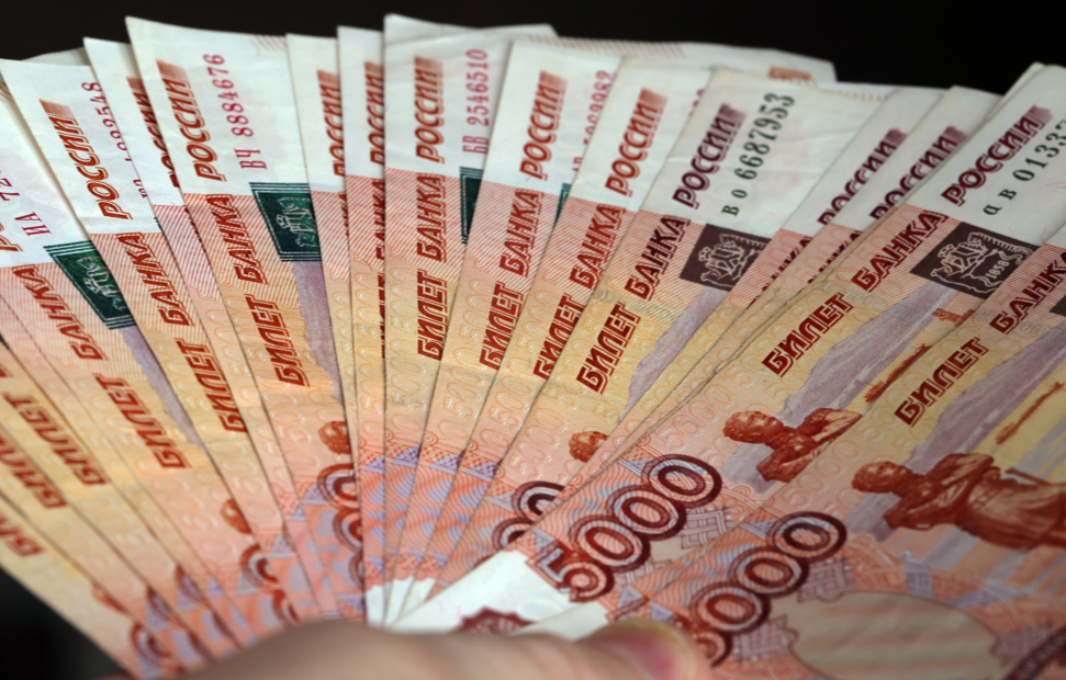 Петербуржцы назвали неоправданно высокими зарплаты чиновников