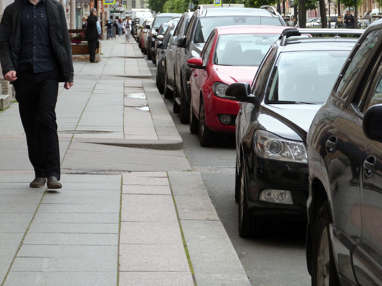 Парковочные разрешения петербуржцев начали действовать на весь район