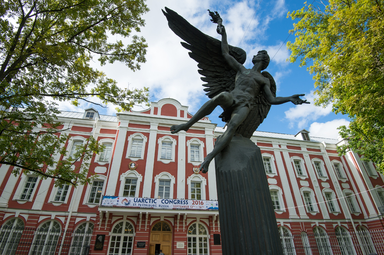 Памятник Уварову заменит &#171;Крылатого гения&#187; у СПбГУ в сентябре
