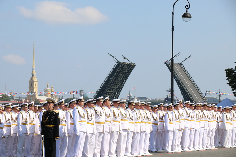 Путин и Шойгу посетили парад ко Дню ВМФ в Петербурге