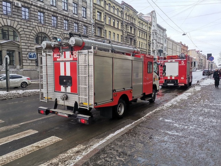 Пожар на Сенной площади в Петербурге потушили за 20 минут