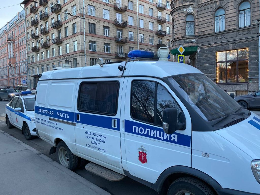 В Петербурге водитель эвакуатора погиб после наезда на грузовик