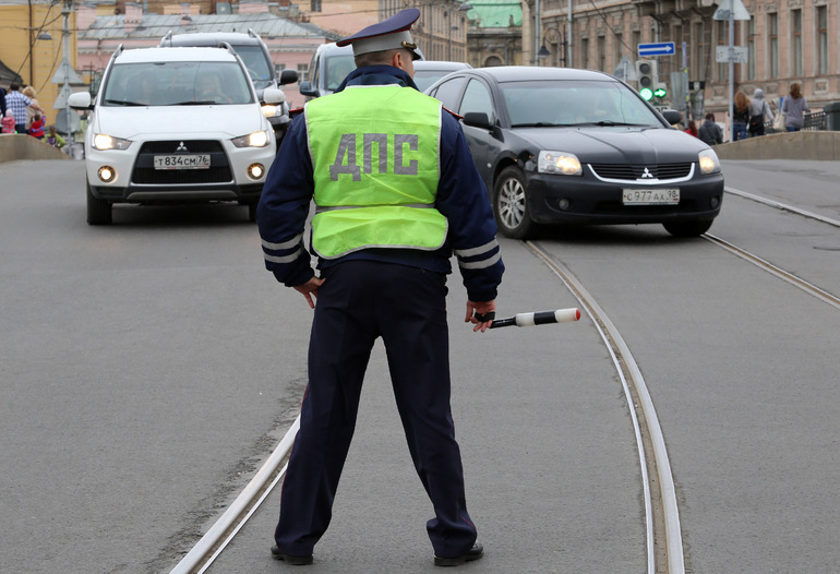 Автомобилист врезался в Александро-Невскую часовню в Петербурге