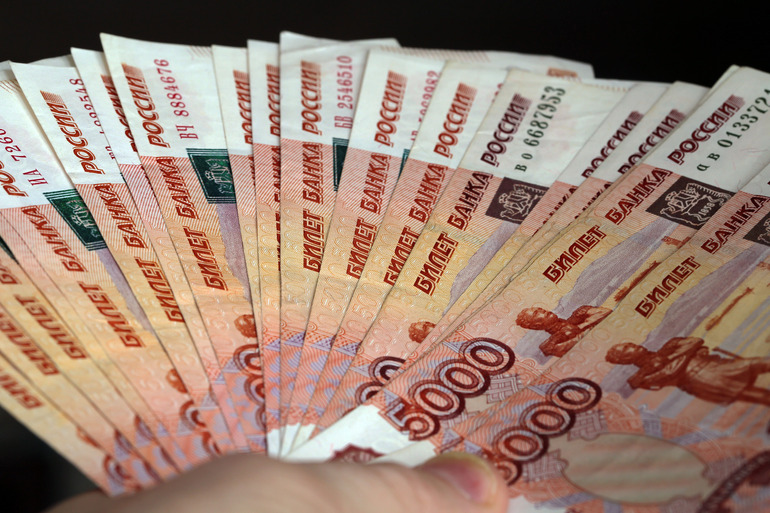 Ослабление рубля стало причиной ускорения инфляции в Петербурге до 5%