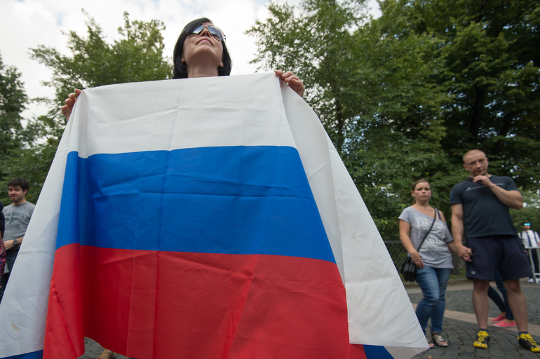 Мизулина считает экстремизмом требование убрать российские флаги с концерта Мэйби Бэйби