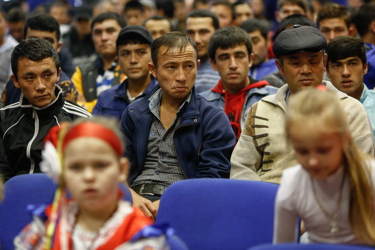 Мигрантов-уклонистов могут лишить российского гражданства