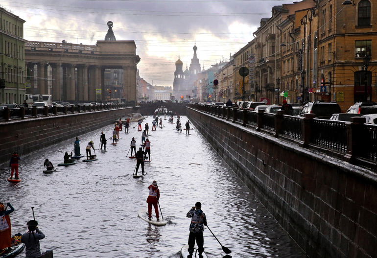 Реки и каналы Петербурга заполнились участниками фестиваля сапсерфинга