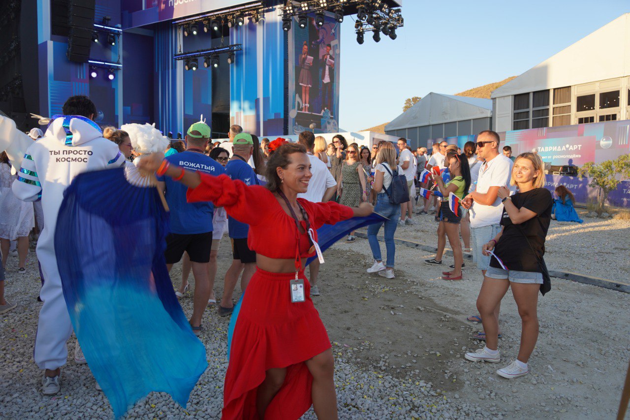 «Таврида.АРТ»: арт-шествие в цветах российского флага