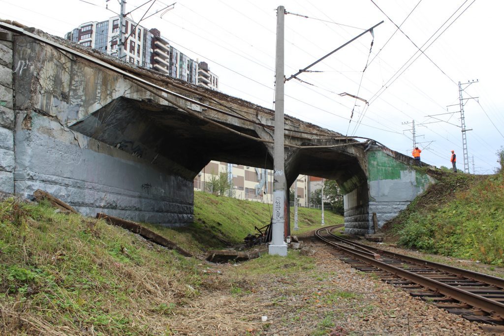 В Петербурге произошло частичное обрушение моста на железнодорожной станции «Удельная»