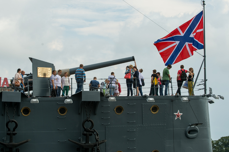 В Петербурге прогулочный катер столкнулся с крейсером «Аврора»