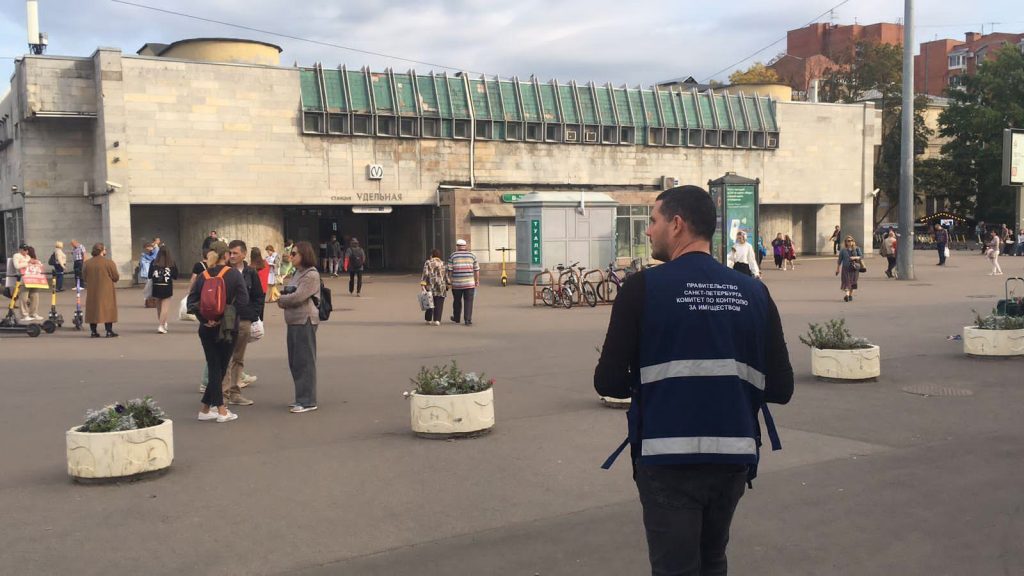 Патрули против незаконной торговли обратили внимание еще на три станции метро Петербурга