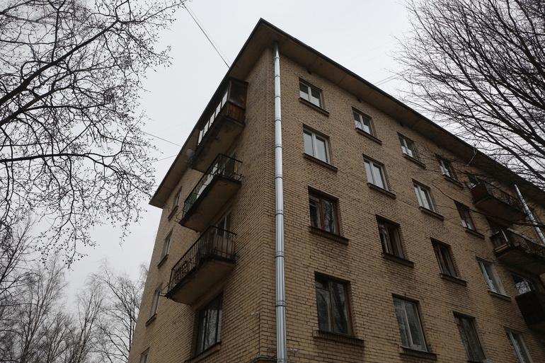Полиция расследует падение из окна глухого первоклассника в Выборгском районе Петербурга
