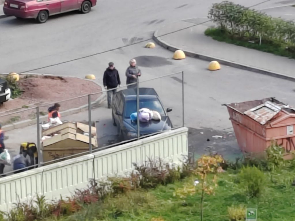 Сотрудникам УК из Мурино пришлось подвинуть машину для освобождения мусорного контейнера