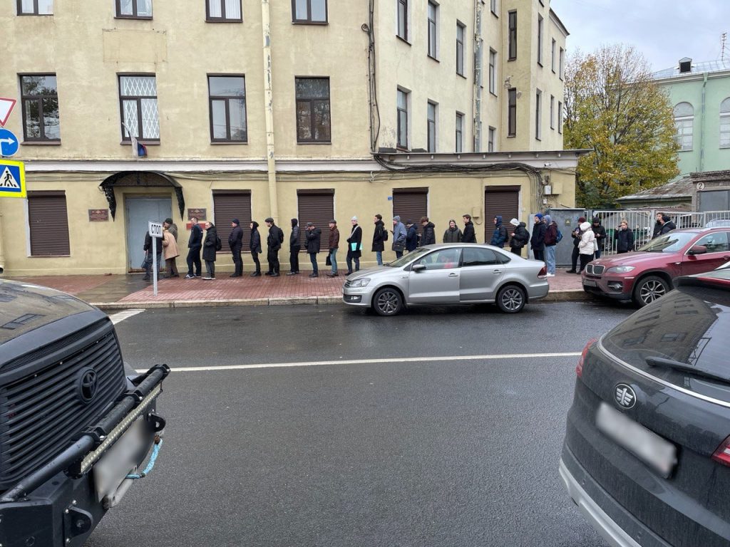 Петербуржцы стоят в очередях у военкоматов спустя месяц после начала осеннего призыва