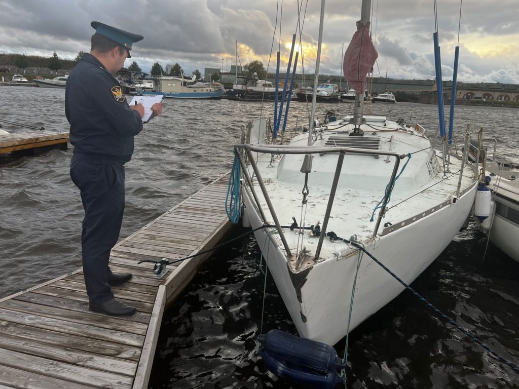 Приставы арестовали яхту петербуржца за долги по алиментам