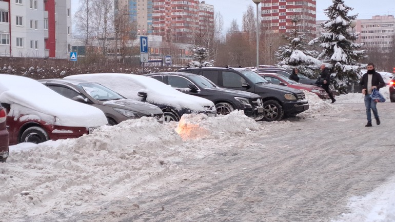 Петербуржцев попросили не парковать автомобили в местах уборки снега
