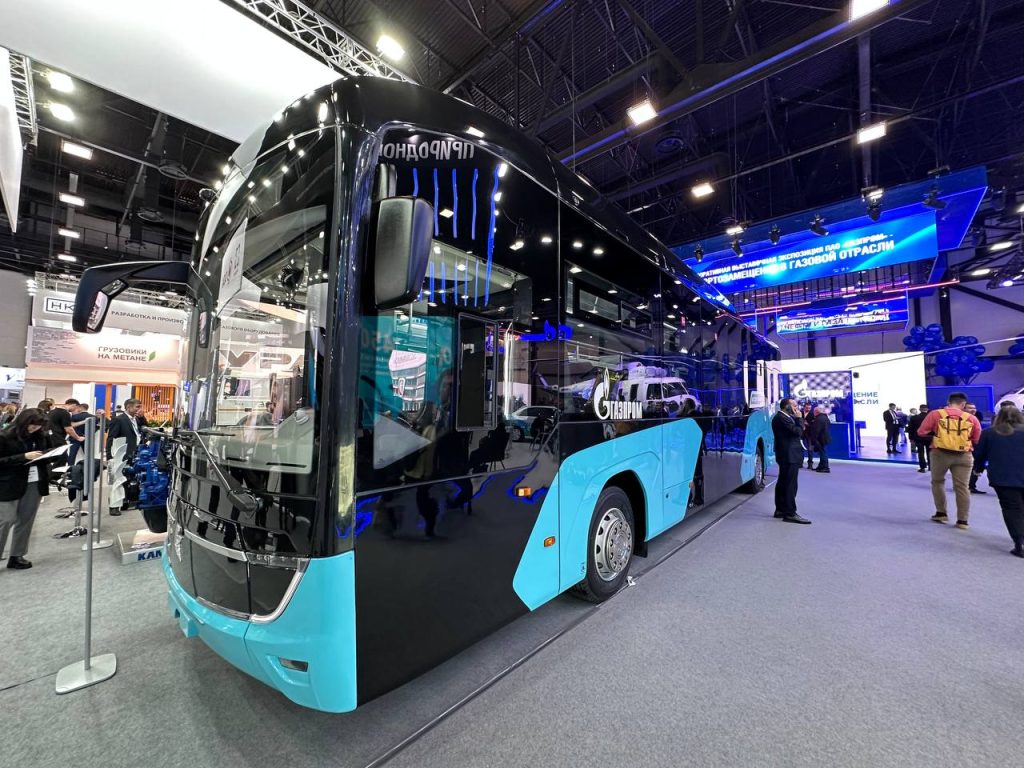 На Газовом форуме в Петербурге вице-губернатор Поляков осмотрел новый образец автобуса