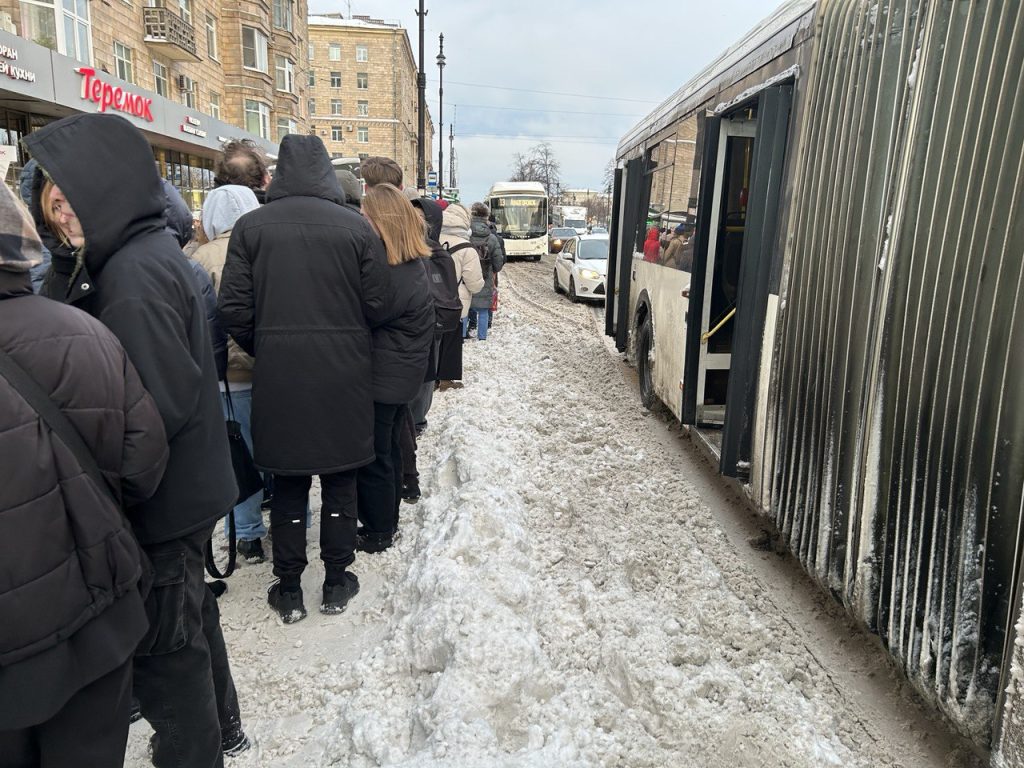 Убрали, но не полностью: петербуржцы столпились на заваленных снегом остановках на почищенном Московском проспекте