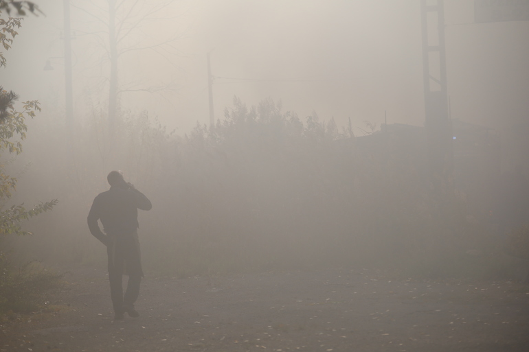 Роспотребнадзор Петербурга взял пробы воздуха рядом с жилыми домами возгорания гаражей