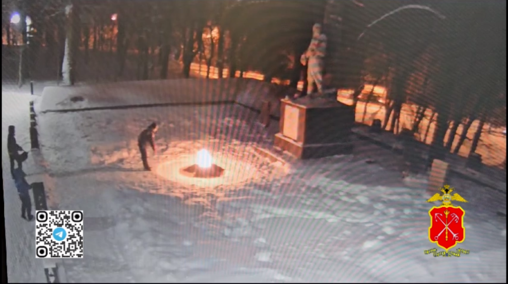 Дети забросали снегом Вечный огонь в Красном Селе