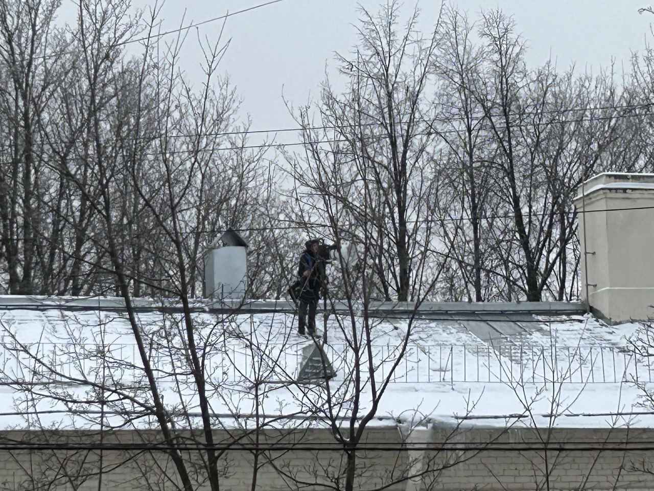 На Профессора Попова заметили коммунальщика без страховки на крыше школы