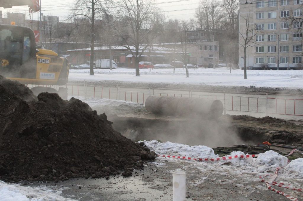 На Пражской начали устранять последствия прорыва теплосети