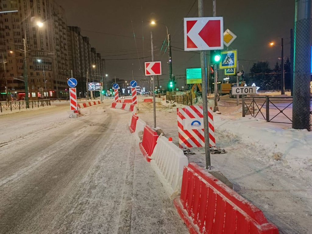 На проспекте Ветеранов ограничили движение из-за прорыва трубы | 12.12.2023  | Санкт-Петербург - БезФормата